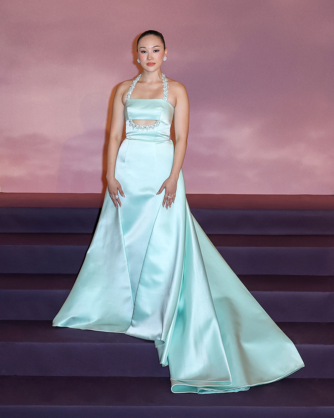 ييرين ها ترتدي فستانا طويلا من الساتان باللون التركواز